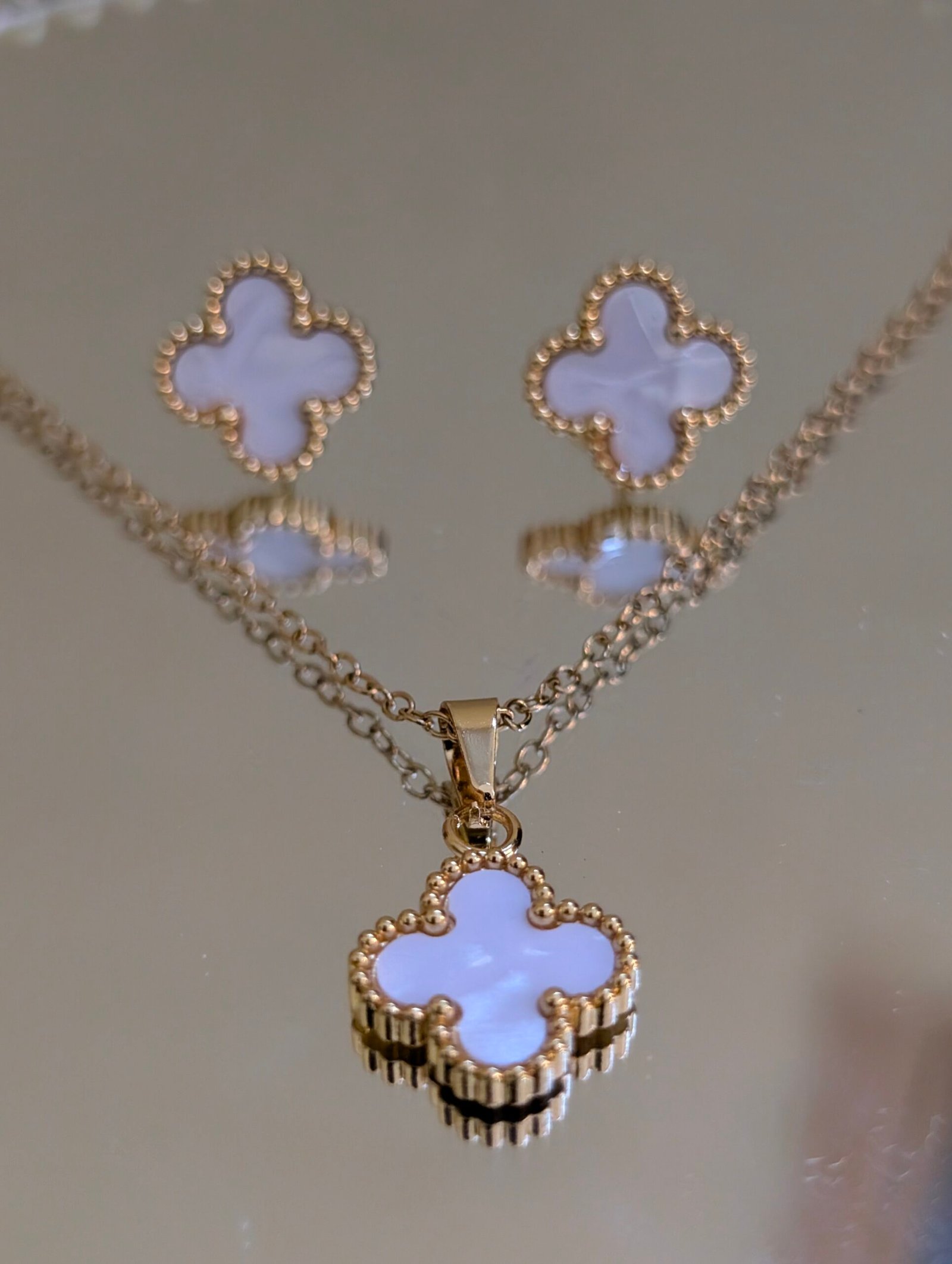 White Eternal Luck Clover Set - Image 3